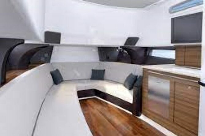 2-Hour Ma'alaea Humpback Whale Watching Cruise for up to 6 Guests - Why the six-person format changes whale watching